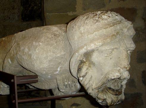 Умирающий от удушья. Средневековая скульптура. Франция.  г. Каркасон.(Фото Лимарева В.Н.)
