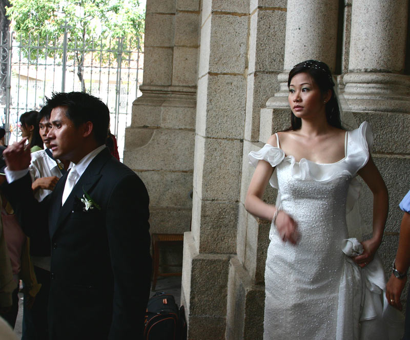 Нежеланные гости или тревога на свадьбе. У католического собора в Сайгоне (Вьетнам). Фото Лимарева В.Н.