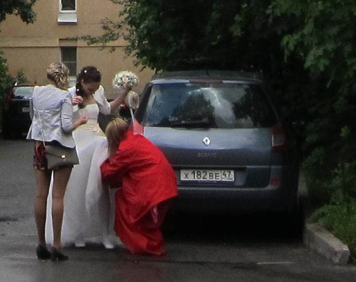 >Не все впорядке у невесты под юбкой. Фото Лимарева В.Н.