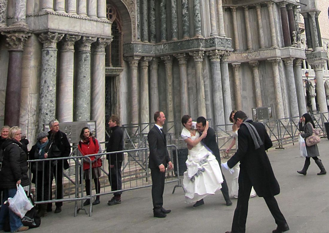 >На руках к собору святого Марка в Венеции.(Италия). Фото Лимарева В.Н.