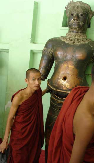 Зачем все это? (Буддийский монах у кхмерской статуи. Бирма. Мандалай. фото Лимарева В.Н.)
