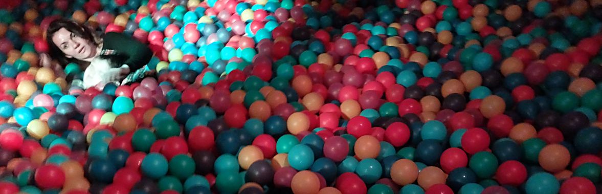 Кто спасет утонувних в разноцветных шариках? Музей оптики.  Фото Лимарева В.Н.
