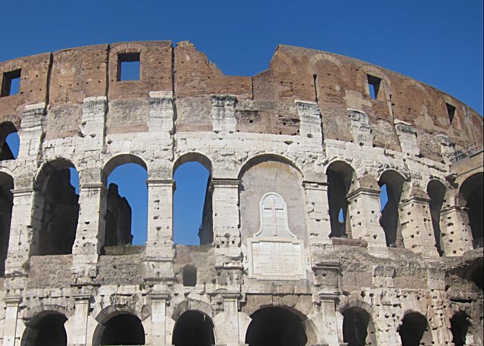 Христианская символика на разрушенном христианами Колизеи. Рим. Фото Лимарева В.Н. 