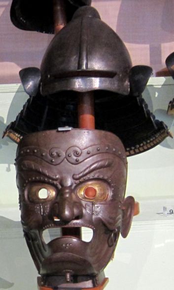 Маска и шлем самурая.(Японского рыцаря). Генуя. Музей востока.  (Фото Лимарева В.Н.)