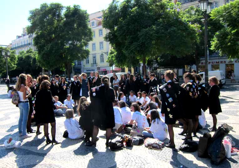 Посвящение студентов на центральной площади  в Лиссабоне. (Посвящение в студенты в Португалии). (Фото Лимарева В.Н.)