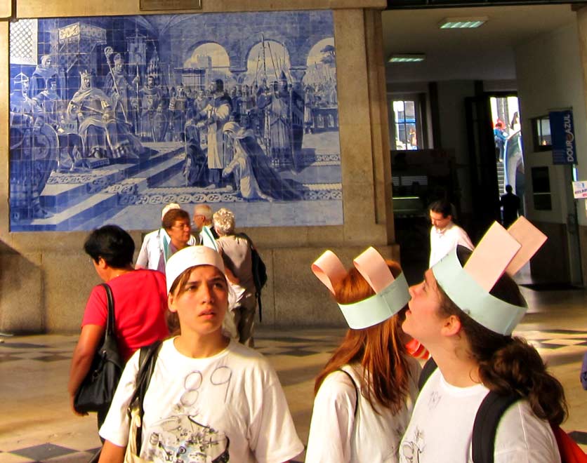 Первокурсники с ослиными ушами в г. Порта. (Посвящение в студенты в Португалии). (Фото Лимарева В.Н.)