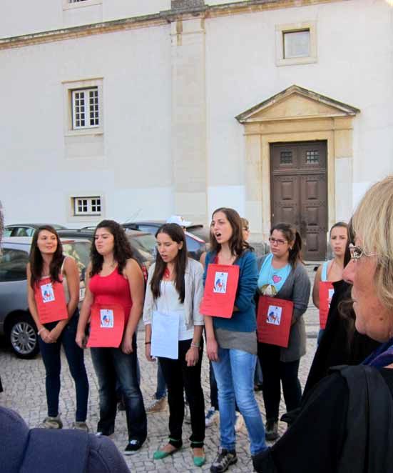 Хор первокурсниц в г. Коимбре.  (Посвящение в студенты в Португалии) (Фото Лимарева В.Н.)
