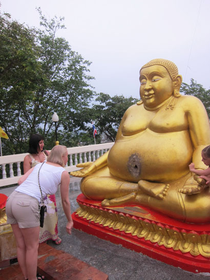 Туристы швыряют деньги в живот Будде счастья. Таиланд. Патайя. Фото Лимарева В.Н.